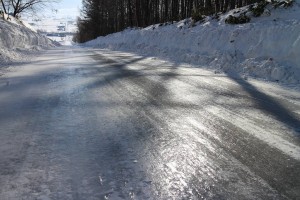 凍る道路